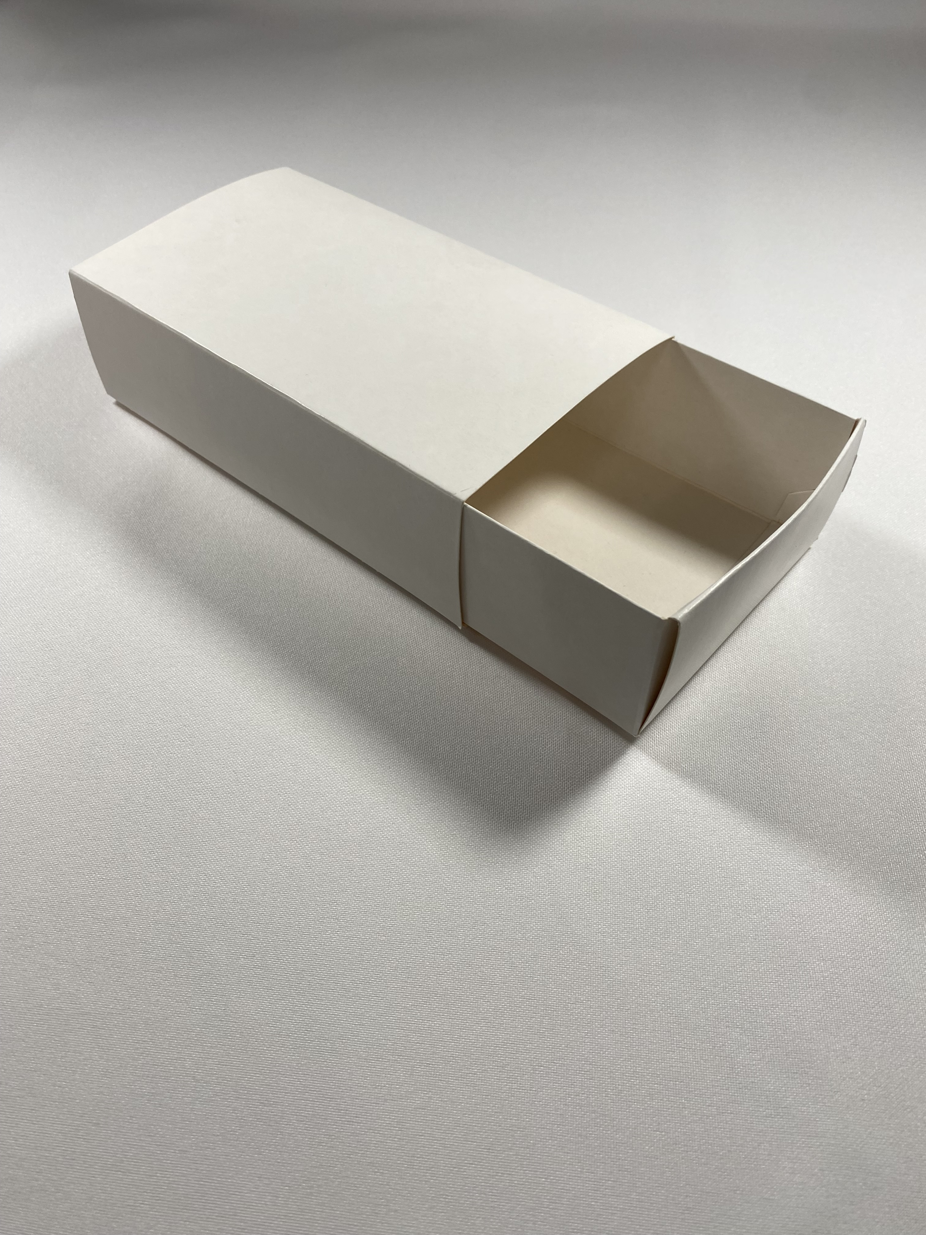 Obrázek k výrobku 19610 - Krabička na makrónky (16 x 9 x 4,5 cm) biela