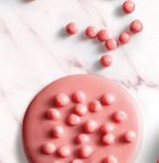 Detail k výrobkuCallebaut Cereálne guličky v Ruby čokoláde (100 g)