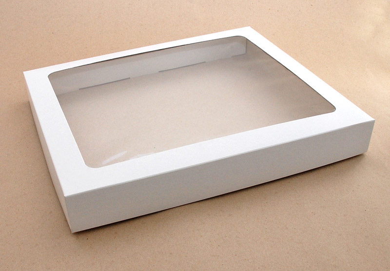 Obrázek k výrobku 20433 -  Krabica na cukrovinky biela matná s okienkom (30 x 25 x 3,7 cm)(5 ks)