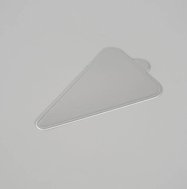 Obrázek k výrobku 26445 - Cake Star Podložka pod minidezerty strieborná tenká trojuholník 11,8 x 7,8 cm (1 ks)