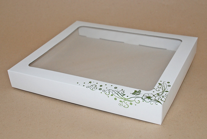 Obrázek k výrobku 25174 - Krabica na cukrovinky s okienkom so svetlo zelenou ražbou (30x25x3,7cm) (1ks)