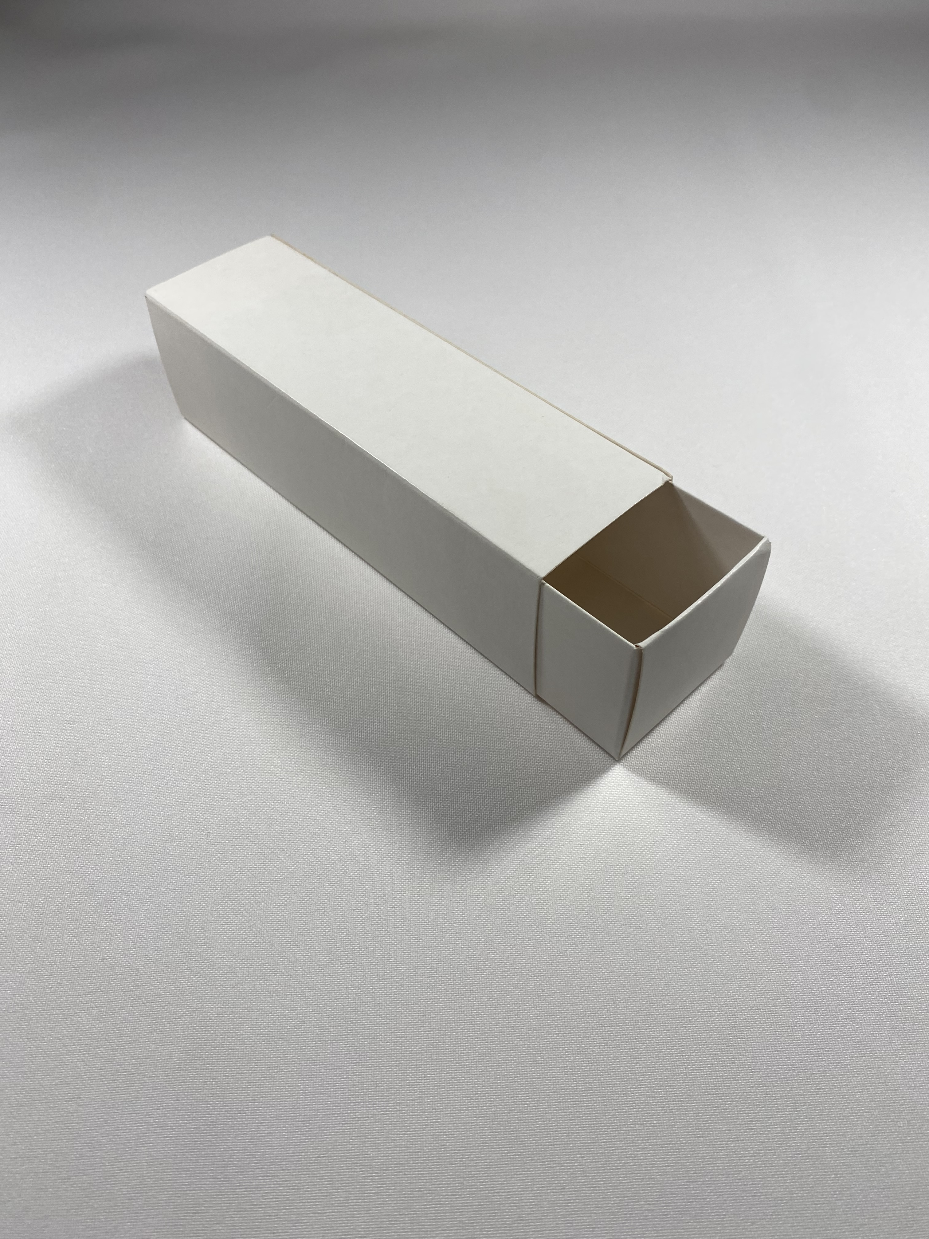 Obrázek k výrobku 19731 - Krabička na makrónky (16 x 4,5 x 4,5 cm) biela