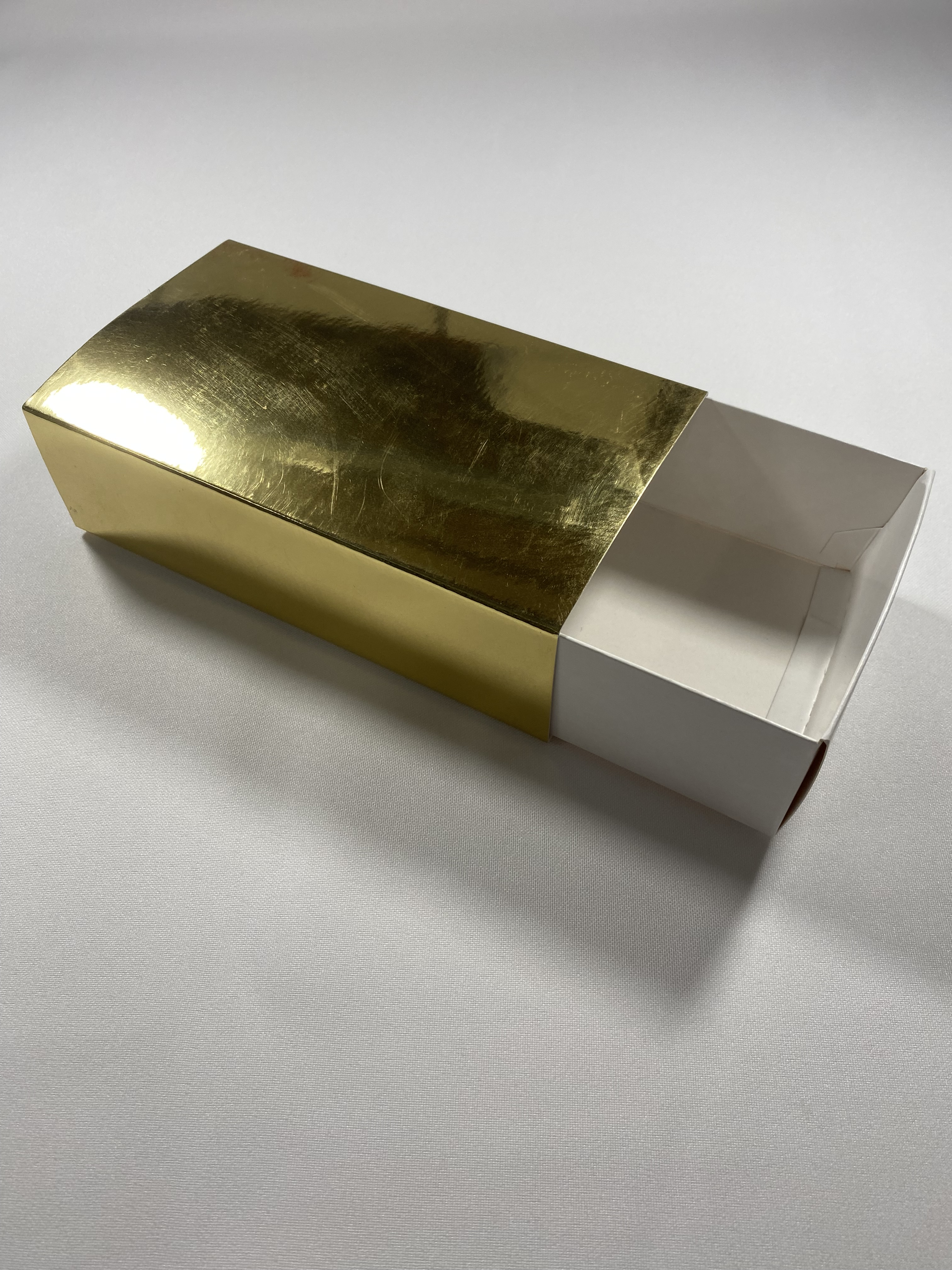 Obrázek k výrobku 19611 - Krabička na makrónky (16 x 9 x 4,5 cm) zlatá