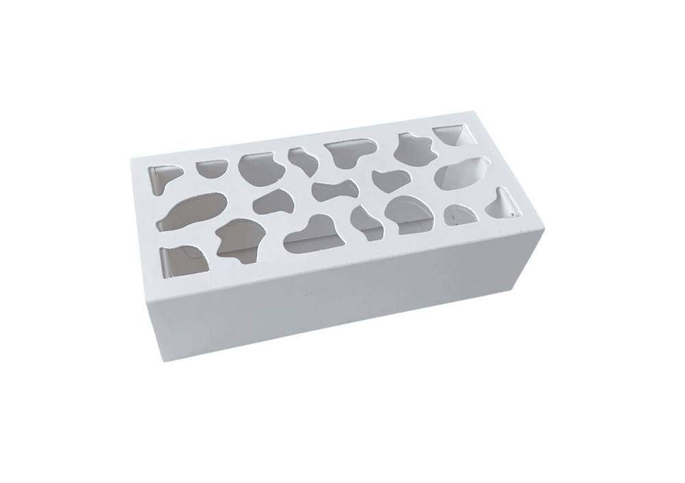 Obrázek k výrobku 25654 - Krabička na makrónky biela so zdobeným okienkom 13 x 6 x 4 cm (na 4 kusy)