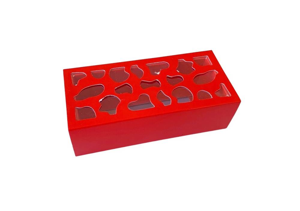 Obrázek k výrobku 25649 - Krabička na makrónky červená so zdobeným okienkom 13 x 6 x 4 cm (na 4 kusy)