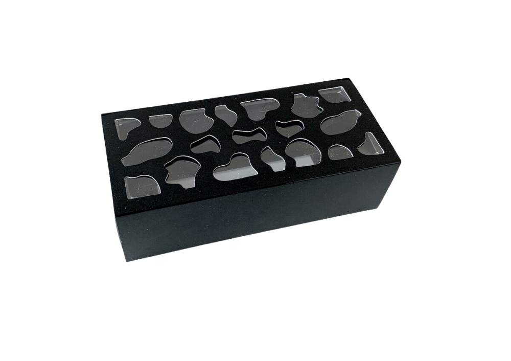Obrázek k výrobku 25651 - Krabička na makrónky čierna so zdobeným okienkom 13 x 6 x 4 cm (na 4 kusy)