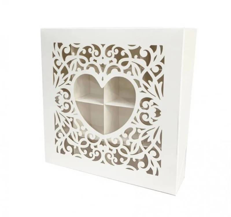 Obrázek k výrobku 25643 - Krabička na pralinky so srdiečkom biela (15 x 15 x 3,5 cm)