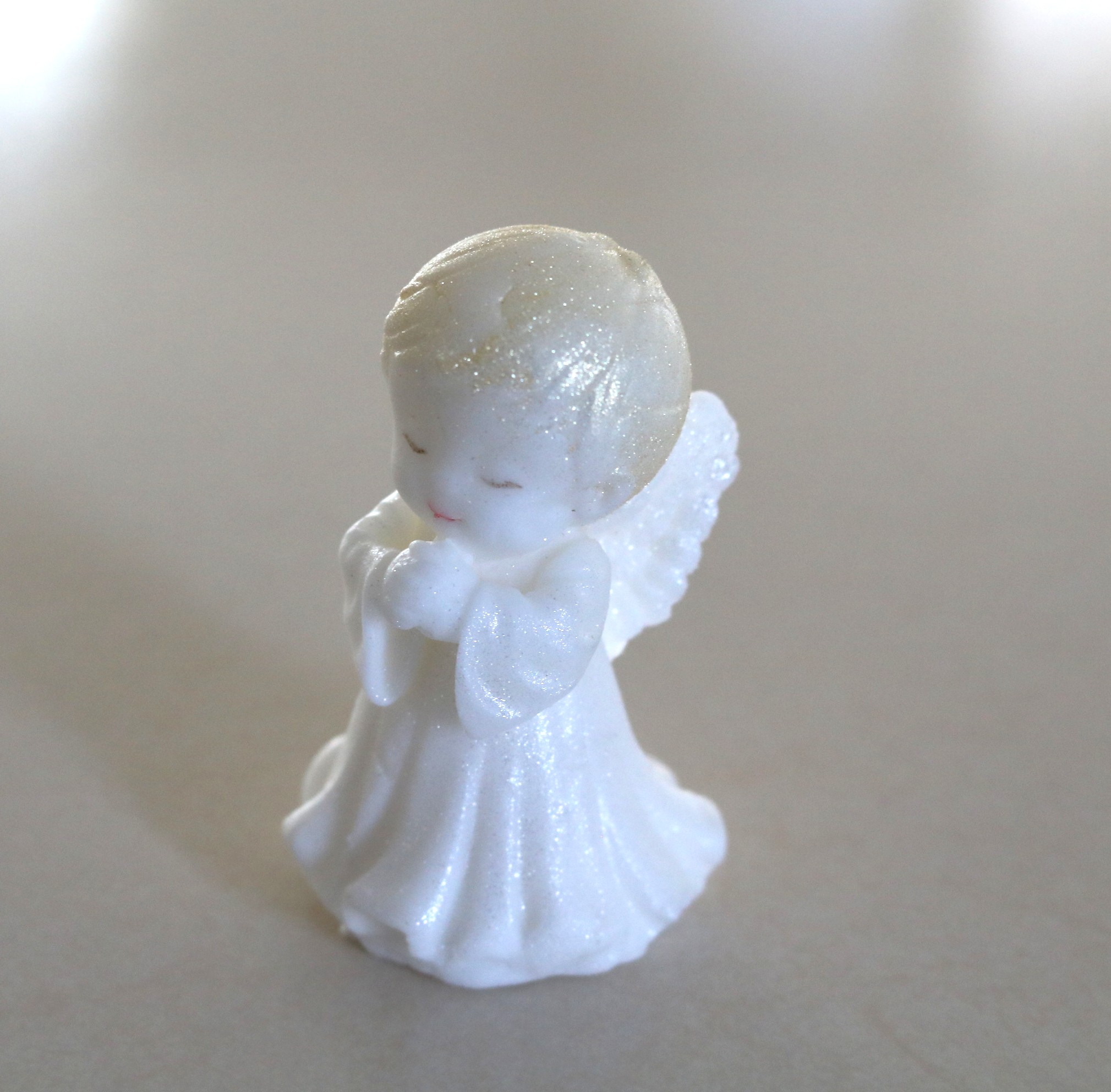 Obrázek k výrobku 25041 - Nejedlá dekorácia Anjelik chlapček biely (6 cm)