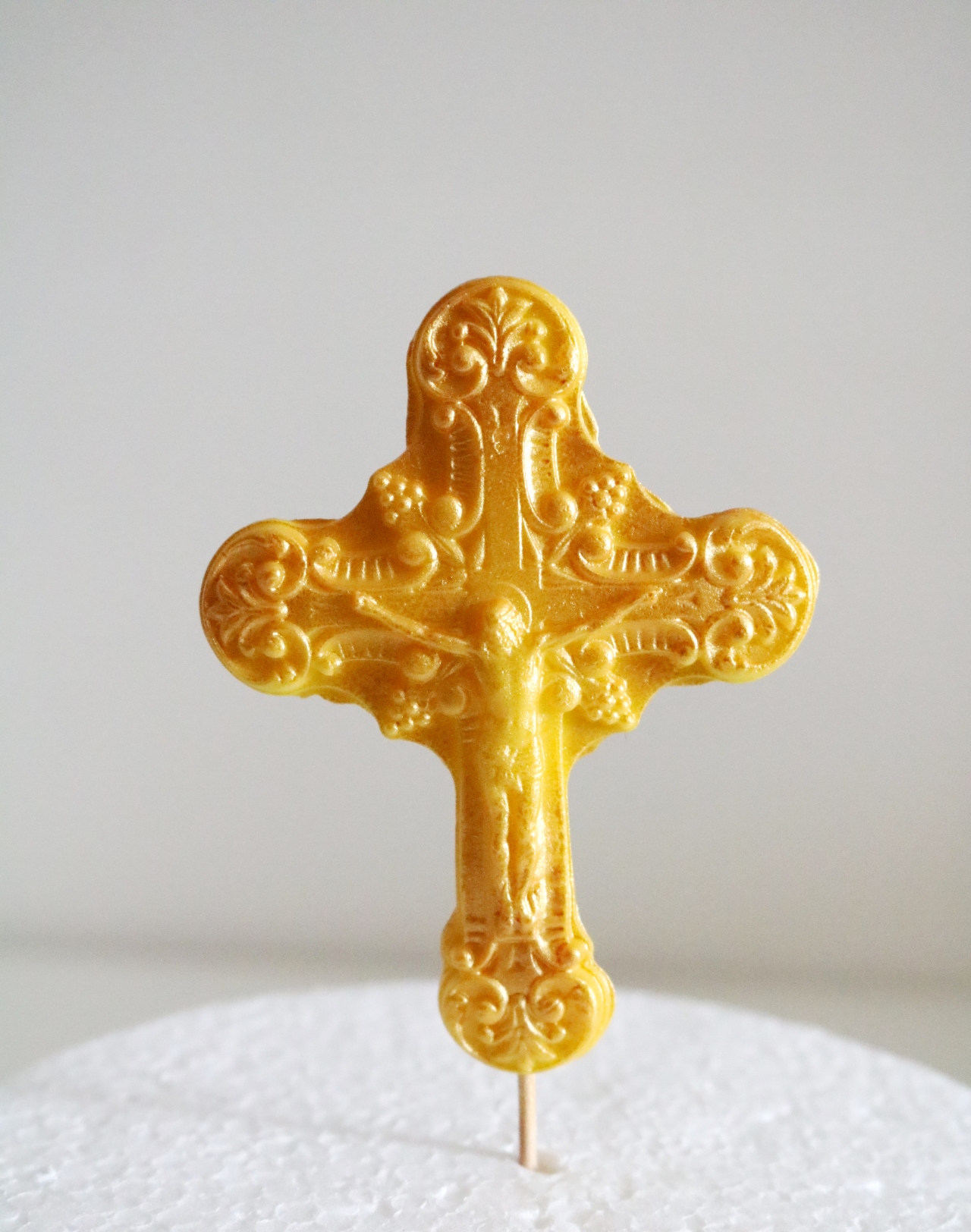 Obrázek k výrobku 25043 - Nejedlá dekorácia Krížik zlatý na zapichovanie (8 cm)