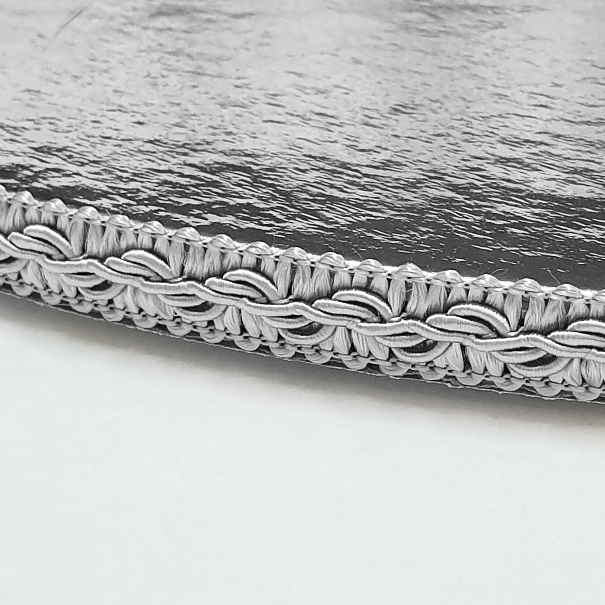 Obrázek k výrobku 20640 - Podnos strieborný hrubý 1 cm kruh (30 cm) s krajkou