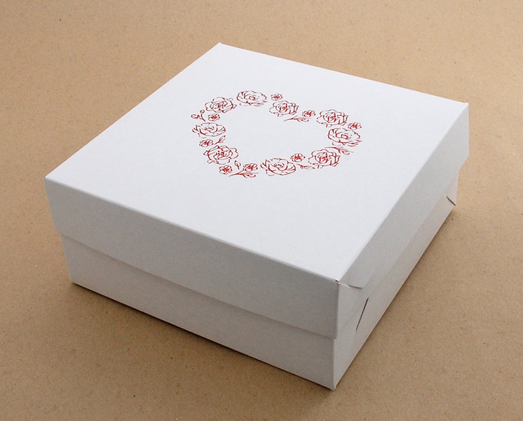 Obrázek k výrobku 20975 - Svadobná krabica na koláče Červené kvetinové srdce (18 x 18 x 8 cm)