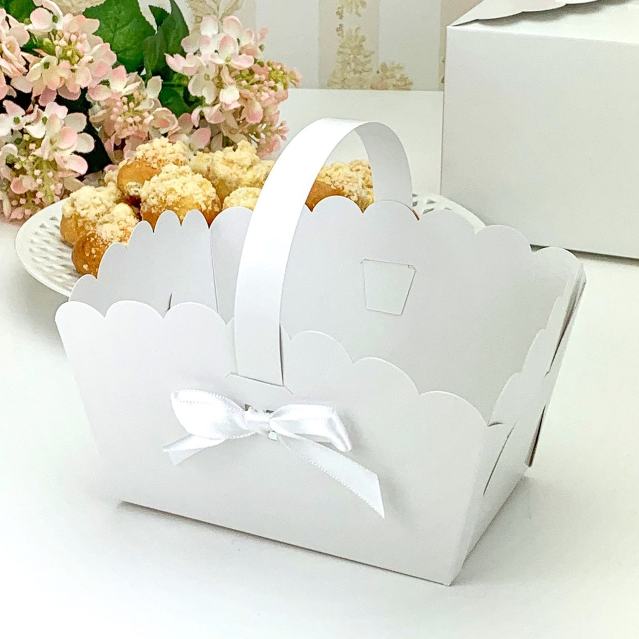 Obrázek k výrobku 23530 - Svadobný košíček na pečivo biely s bielou mašľou (13 x 9 x 9,5 cm)