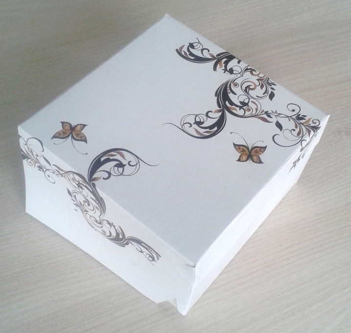 Obrázek k výrobku 22471 - Tortová  krabica biela s luxusnou zlatou ozdobou  (14 x 14 x 9 cm)