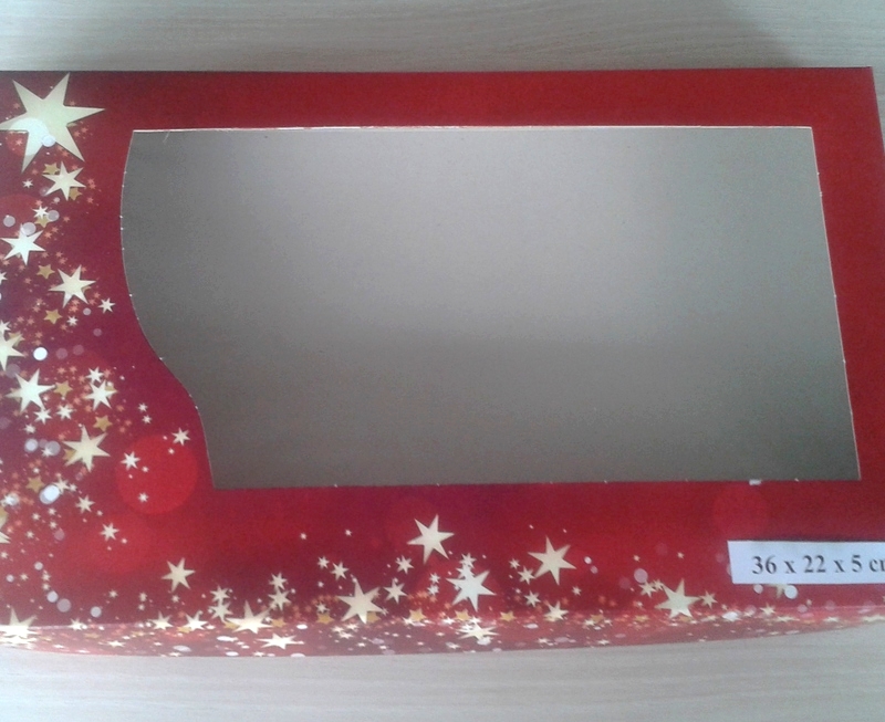 Obrázek k výrobku 22608 - Vianočná krabica na cukrovinky červená (36 x 22 x 5 cm)