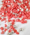 Detail k výrobkuCukrové srdiečka červené mix a  perleťovo strieborné guličky(50 g)
