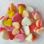 Obrázek k výrobku 26766 - Cukrové srdiečka mix ružová, biela, broskyňová, žltá, lososová (50 ks)
