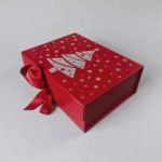 Obrázek k výrobku 27326 - Elegantná darčeková krabica červená s magnetom a stuhou (28 x 21 x 9,5 cm)