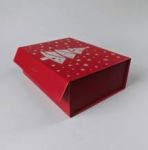 Obrázek k výrobku 27326 - Elegantná darčeková krabica červená s magnetom a stuhou (28 x 21 x 9,5 cm)