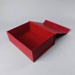 Obrázek k výrobku 27326 - Elegantná darčeková krabica červená s magnetom a stuhou (28 x 21 x 9,5 cm)