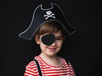 Obrázek k výrobku 22195 - Partydeco Pirátska čiapka s páskou cez oko (14 cm)