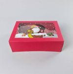 Obrázek k výrobku 27327 - Vianočná darčeková krabica červená s okienkom Santa v komíne (22,3 x 15,1 x 7,1 cm)