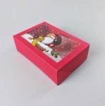 Obrázek k výrobku 27327 - Vianočná darčeková krabica červená s okienkom Santa v komíne (22,3 x 15,1 x 7,1 cm)