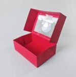 Obrázek k výrobku 27327 - Vianočná darčeková krabica červená s okienkom Santa v komíne (22,3 x 15,1 x 7,1 cm)