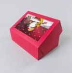 Obrázek k výrobku 27327 - Vianočná darčeková krabica červená s okienkom Santa v komíne (22,3 x 15,1 x 7,1 cm)